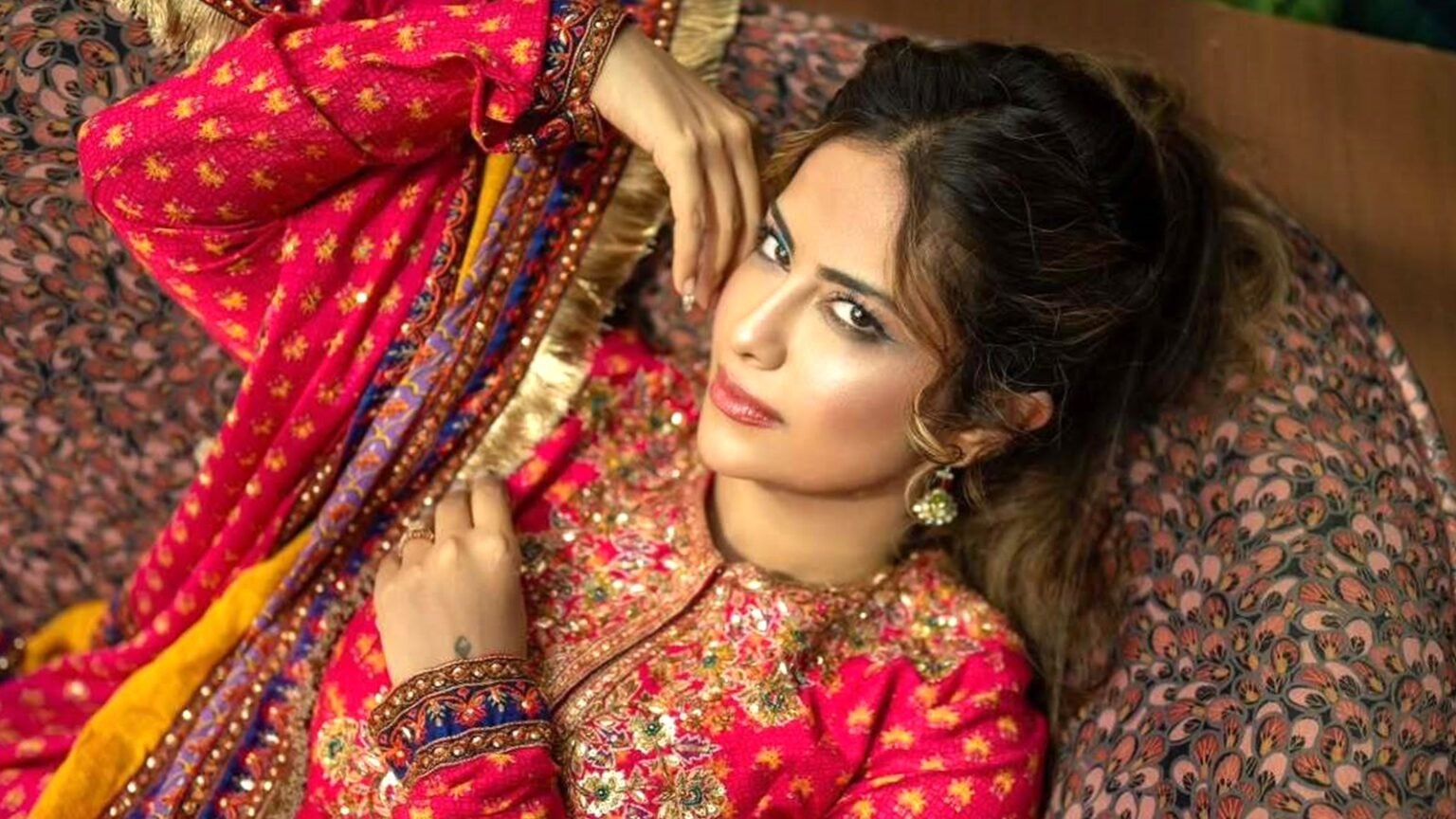 balika vadhu avika gor engagement milind chandwani colors tv pati patni aur panga